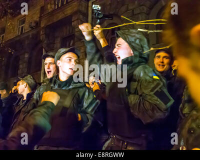 Kiew, Ukraine. 13. Oktober 2014. Nationalgarde Soldaten singen: "Demobilisierung"--über 500 Nationalgarde Wehrpflichtige pfählte der ukrainischen Präsidentschaftswahlen Verwaltung. Sie forderte die Demobilisierung, mehr als die gesetzliche Frist gedient haben. Von den Protestierenden Soldaten kamen Kämpfer verletzt in der Ostukraine. Sie kündigten die Demonstranten Verräter und Deserteure. Bildnachweis: Igor Golovnov/Alamy Live-Nachrichten Stockfoto