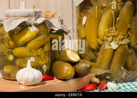 Gewürzgurken in Gläsern von Heimat-canning Stockfoto