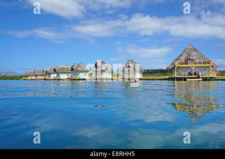 Tropische Hütte über Wasser mit Strohdach, Karibik, Mittelamerika, Panama Stockfoto