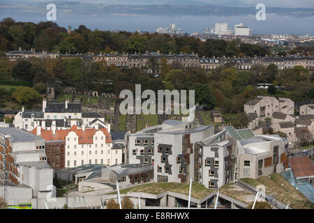 Luftaufnahmen der Stadt Edinburgh, gesehen von der Spitze des Arthurs Seat in Edinburgh, Schottland, Vereinigtes Königreich. Stockfoto