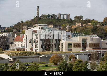 Luftaufnahmen der Stadt Edinburgh, gesehen von der Spitze des Arthurs Seat in Edinburgh, Schottland, Vereinigtes Königreich. Stockfoto