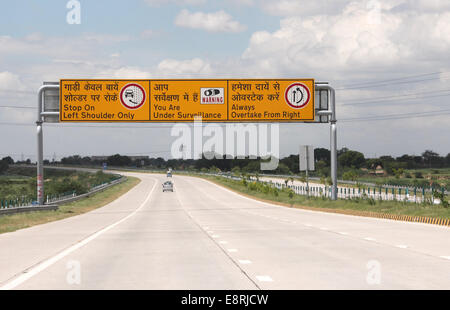 Yamuna Expressway verbindet Delhi mit Agra in Indien Stockfoto