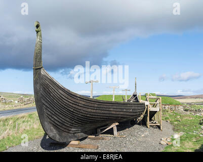 Nachbildung eines Wikinger-Schiffes in der Nähe von Haroldswick, Unst Island, Shetland Inseln, Schottland. Stockfoto