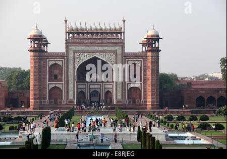 Große Tor des Taj Mahal in Agra in den frühen Morgenstunden als Besucher kommen