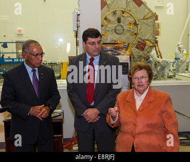 22. Oktober 2013 – NASA-Administrator Charles Bolden (links nach rechts), NASA Goddard Center Director Chris Scolese und Maryland Senat Stockfoto