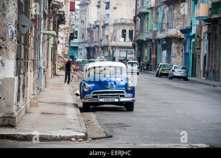 Verfallene Gebäude und amerikanische Oldtimer verwendet, da Taxis ein alltäglicher Anblick in der zentralen Stadtteil von Havanna sind Stockfoto