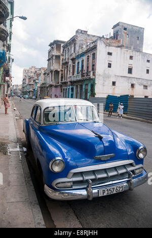 Verfallene Gebäude und amerikanische Oldtimer verwendet, da Taxis ein alltäglicher Anblick in der zentralen Stadtteil von Havanna sind Stockfoto