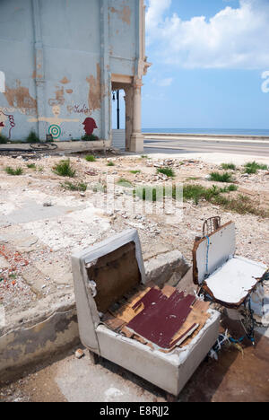 Eine leere Eckgrundstück, gesäumt von alten Möbeln Trümmer aus einem abgerissenen Gebäude am Malecón in Havanna Zentralkuba Stockfoto