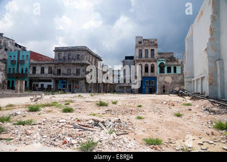 Eine leere Eckgrundstück übersät mit Schutt aus einem abgerissenen Gebäude am Malecón in Havanna Zentralkuba Stockfoto