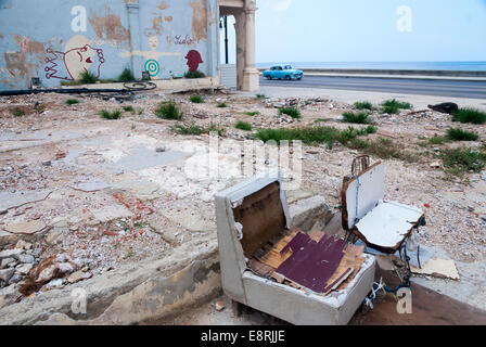 Eine leere Eckgrundstück übersät mit alten Möbeln Schutt aus Ruinen eines abgerissenen Gebäudes am Malecón in Havanna Zentralkuba Stockfoto