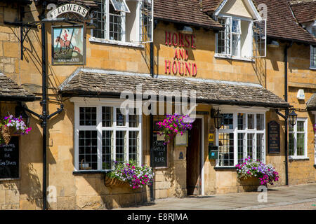 Pferd und Hund Pub und Inn, Broadway, die Cotswolds, England Stockfoto