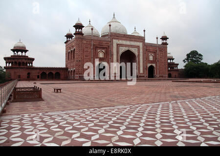 Roter Sandstein Jawab auf der östlichen Seite des Taj Mahal in Agra in den frühen Morgenstunden Stockfoto