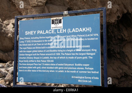 Besucher-Hinweisschild im historischen Shey Palace in der Nähe von Leh in Ladakh Stockfoto