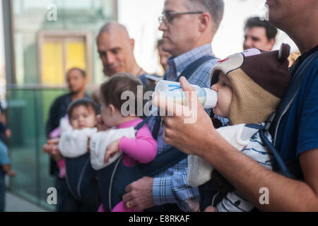 Ca. 15 Mitglieder des Arbeitskreises NYC Dads feiern International Babytragen Week mit einem Spaziergang auf der High Line Stockfoto