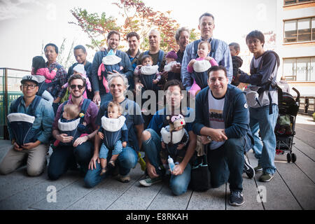 Ca. 15 Mitglieder des Arbeitskreises NYC Dads feiern International Babytragen Week mit einem Spaziergang auf der High Line Stockfoto