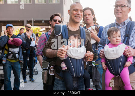 Ca. 15 Mitglieder des Arbeitskreises NYC Dads feiern International Babytragen Week mit einem Spaziergang auf der High Line Stockfoto