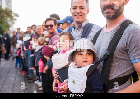 Ca. 15 Mitglieder des Arbeitskreises NYC Dads feiern International Babytragen Week mit einem Spaziergang auf der High Line Stockfoto