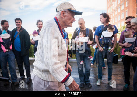 Ca. 15 Mitglieder des Arbeitskreises NYC Dads feiern International Babytragen Week mit einem Spaziergang auf der High Line Stockfoto