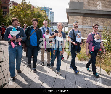 Ca. 15 Mitglieder des Arbeitskreises NYC Dads feiern International Babytragen Week mit einem Spaziergang auf der High Line Stockfoto