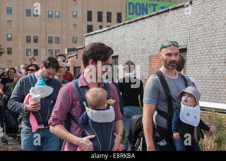 Ca. 15 Mitglieder des Arbeitskreises NYC Dads feiern International Babytragen Week mit einem Spaziergang auf der High Line Stockfoto