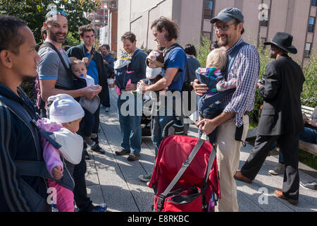 Ca. 15 Mitglieder des Arbeitskreises NYC Dads feiern International Babytragen Week mit einem Spaziergang auf der High Line Stockfoto