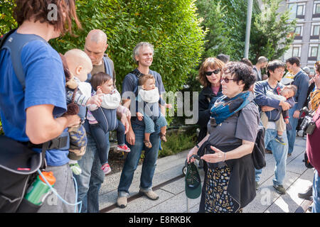 Ca. 15 Mitglieder des Arbeitskreises NYC Dads feiern International Babytragen Week mit einem Spaziergang auf der High Line Stockfoto