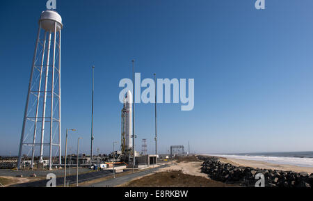 Die Antares-Rakete der Orbital Sciences Corporation wird vom mittleren Atlantischen Raumflughafen (MARS) in der Wallops Flight Facility der NASA in Virginia gestartet. Der Start ist Teil der Bemühungen der NASA, kommerzielle Raumflugkapazitäten auszubauen. Stockfoto