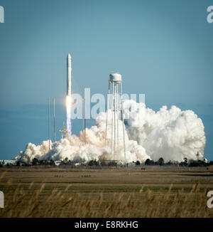 Die Antares-Rakete, die von Pad-0A auf dem mittleren Atlantischen Raumflughafen (MARS) in Virginia gestartet wurde, führte ihre Mission unter der Aufsicht der NASA erfolgreich durch. Diese Rakete wird für Weltraummissionen mit Satelliten- und Frachtlieferungen zur Internationalen Raumstation eingesetzt. Stockfoto