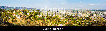 Panorama von Los Angeles (von links hinten: Hollywood Sign, Griffith Observatory & Downtown LA), Kalifornien, USA Stockfoto