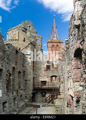 Bischofspalast, erbaut im 12. Jahrhundert, St. Magnus Cathedral im Hintergrund, Kirkwall, Orkney Inseln, Schottland. Stockfoto