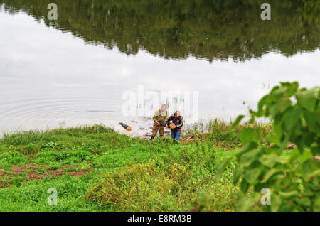 Dorfbild - Werke auf dem Fluss. Stockfoto