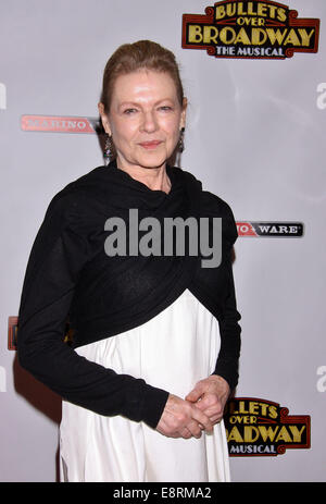 Premiere der musikalischen Bullets Over Broadway im St. James Theatre - Ankünfte.  Mitwirkende: Dianne Wiest Where: New York, New York, Vereinigte Staaten von Amerika bei: 10. April 2014 Stockfoto