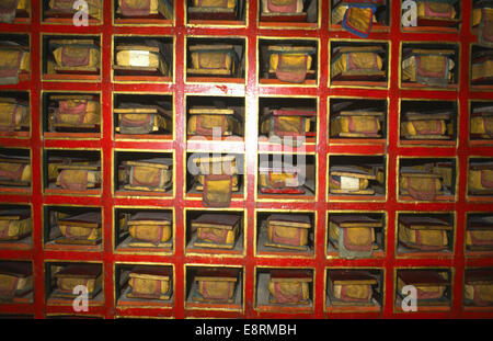 alten Heiligen Bücher mit Mantras im Kloster in Gue in Sikkim, Indien Stockfoto