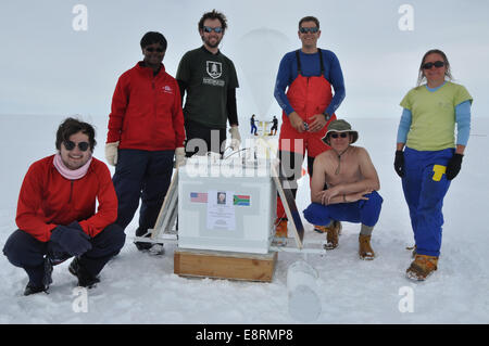 Das Lauf-Team in der südafrikanischen Forschungsstation, SANAE IV, stellt neben dem Instrument-Feld in der Atmos schwimmt Stockfoto