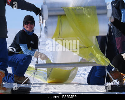 Ein Teammitglied aus südafrikanischen Forschungsstation, SANAE IV, hilft den Ballon von seiner gelben Kunststoff-Schutzhülle j Auspacken Stockfoto