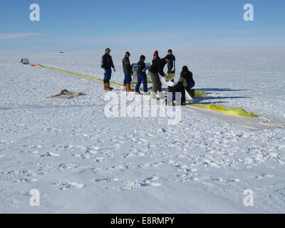 Das Lauf-Team in der südafrikanischen Forschungsstation, SANAE IV, Auslegen der 130 Fuß langen Ballon auf den Boden zur Vorbereitung Stockfoto