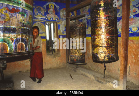 alte Leder Gebetsmühlen Sange Choeling Kloster in Pelling Sikkim Indien Stockfoto