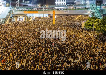 Hong Kong, China. 29. Sep, 2014. Pro-demokratische Demonstranten besetzen die Hauptstraße und halten eine Kundgebung während weiterhin prodemokratischen Demonstrationen vor dem chief Government Office der Admiralität. (Kredit-Bild: © Paul Yeung/zReportage.com über ZUMA Press) Stockfoto