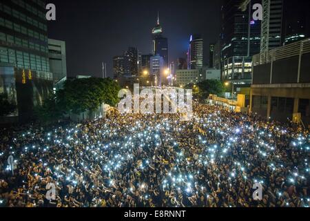 Hong Kong, China. 29. Sep, 2014. Pro-demokratische Demonstranten besetzen die Hauptstraße und halten eine Kundgebung während der fortgesetzten prodemokratischen Demonstrationen vor Chef Amt in der Admiralität von Hongkong. (Kredit-Bild: © Paul Yeung/zReportage.com über ZUMA Press) Stockfoto