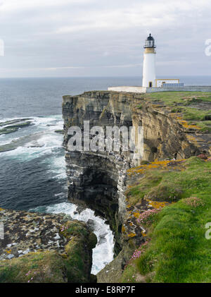 Die Klippen von Noupe Head mit kein auf Kopf Leuchtturm auf der Insel Westray, RSPB Reserve. Orkney Inseln, Schottland. Stockfoto