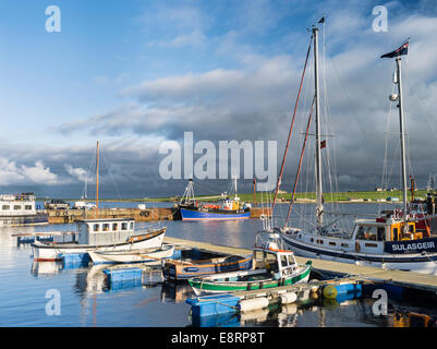 Pierowall Hafen, der Hauptort auf Westray, einer kleinen Insel im Orkney Archipel, Orkney Inseln, Schottland. Stockfoto