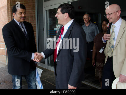 Dr. Neil DeGrasse Tyson mit Goddards Space Flight Center Director Chris Scolese und das James Webb Space Telescope Tee besucht Stockfoto