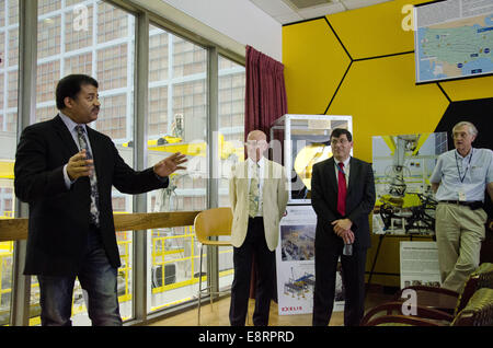 Dr. Neil DeGrasse Tyson mit Goddards Space Flight Center Director Chris Scolese und das James Webb Space Telescope Tee besucht Stockfoto