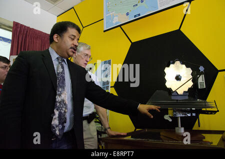 Dr. Neil DeGrasse Tyson mit Goddards Space Flight Center Director Chris Scolese und das James Webb Space Telescope Tee besucht Stockfoto