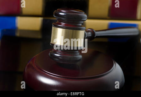 Recht, Gesetz Konzept Bild - Holz Hammer auf Bücher, Stockfoto