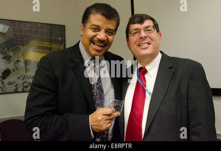 Dr. Neil DeGrasse Tyson mit Goddards Space Flight Center Director Chris Scolese und das James Webb Space Telescope Tee besucht Stockfoto