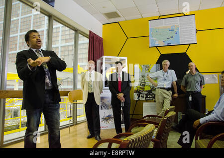 Dr. Neil DeGrasse Tyson mit Goddards Space Flight Center Director Chris Scolese und das James Webb Space Telescope Tee besucht Stockfoto