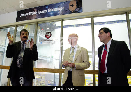 Dr. Neil DeGrasse Tyson mit Goddards Space Flight Center Director Chris Scolese und das James Webb Space Telescope Tee besucht Stockfoto