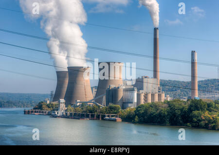 Das Bruce-Mansfield-Kraftwerk betrieben ein Kohle-Kraftwerk von FirstEnergy am Ohio River in der Nähe von Shippingport, PA Stockfoto