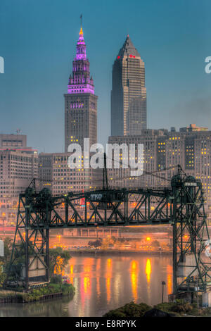 Das Terminal Tower und Key Tower dominieren die Skyline von Cleveland, Ohio während der Morgendämmerung kurz vor Sonnenaufgang. Stockfoto